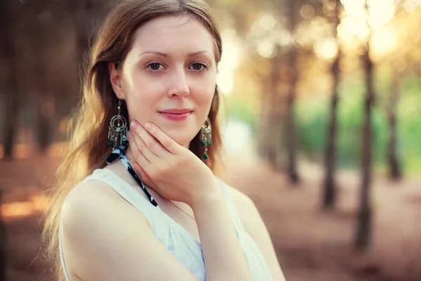 Junge Frau im Freien — Stockfoto