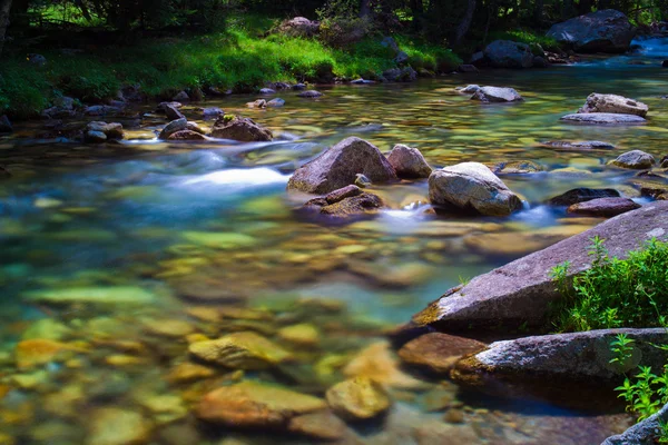 Bergsflod — Stockfoto