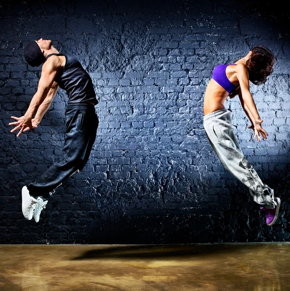 Jovem dançarino casal salto — Fotografia de Stock