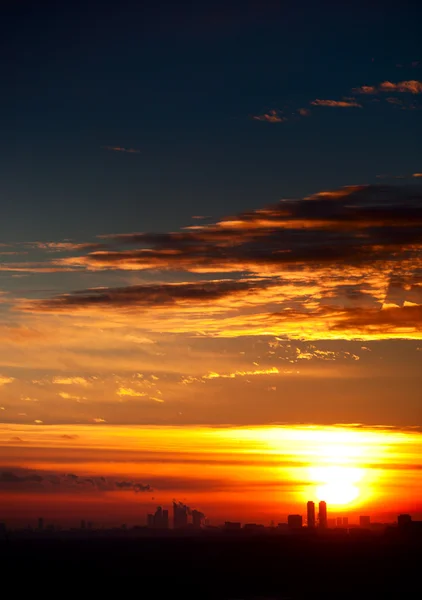 Sunset over city horizon — Stock Photo, Image