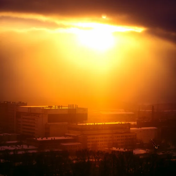 Tramonto rosso sugli edifici — Foto Stock