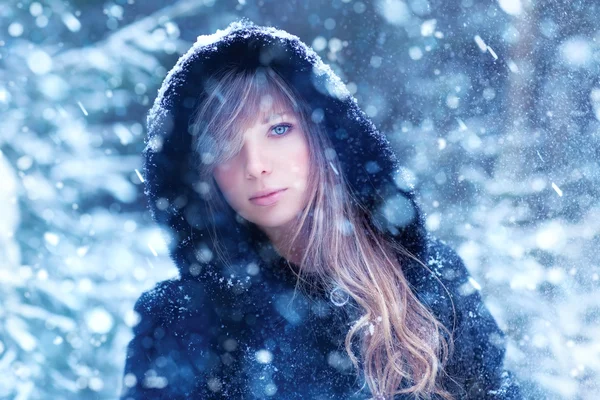 Jovem mulher retrato de inverno — Fotografia de Stock