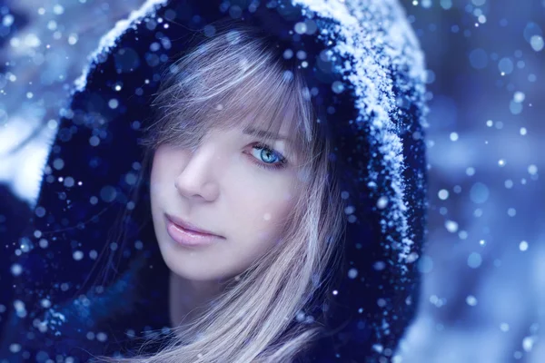 Jovem mulher retrato de inverno — Fotografia de Stock