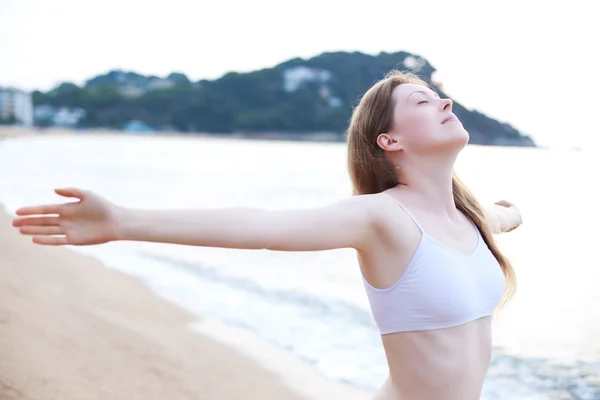 拉伸的年轻女子 — 图库照片