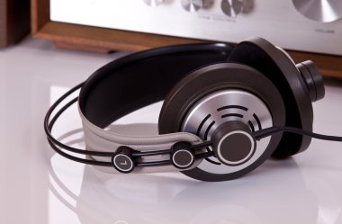 kulaklık stereo ses cihazlarına bağlanabilir