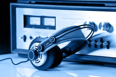 kulaklık stereo ses cihazlarına bağlanabilir