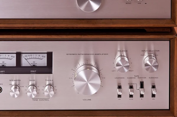 Vintage hi-fi stereo zesilovač v dřevěné skříňce — Stock fotografie