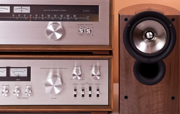 Vintage hi-fi stereo zesilovač tuner a reproduktory v dřevěných cabi — Stock fotografie