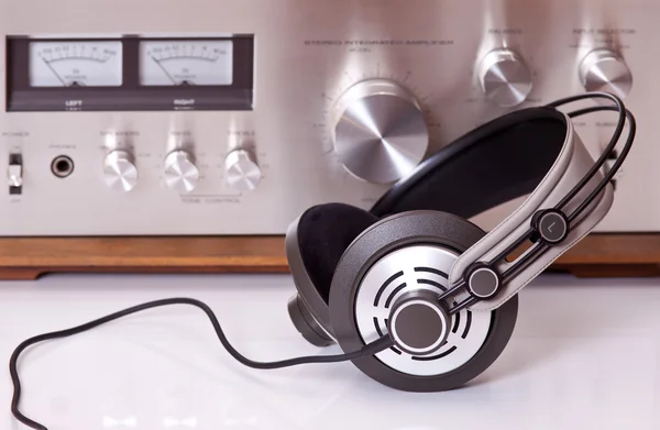 Kulaklık stereo ses cihazlarına bağlanabilir — Stok fotoğraf