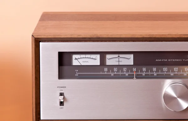 Vintage Hi-Fi Stéréo Tuner dans une armoire en bois — Photo