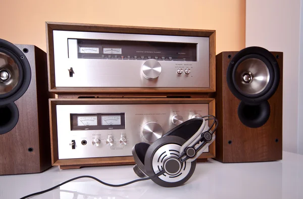 Słuchawki podłączone do urządzeń audio stereo — Zdjęcie stockowe