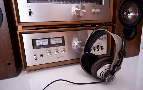Hoofdtelefoon aangesloten op stereo audioapparaten — Stockfoto