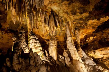 sarkıt ve dikitler oluşumları kireçtaşı mağara mağara