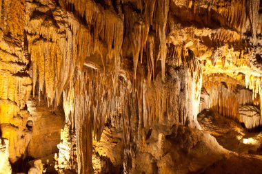 sarkıt ve dikitler oluşumları kireçtaşı mağara mağara