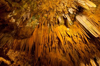 sarkıt ve dikitler oluşumları kireçtaşı mağara mağara