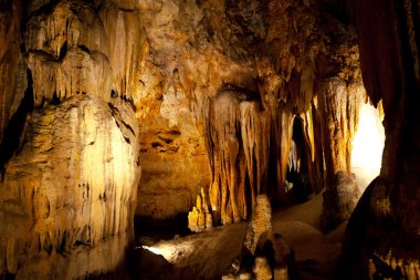 sarkıt ve dikitler oluşumları kireçtaşı mağara mağara