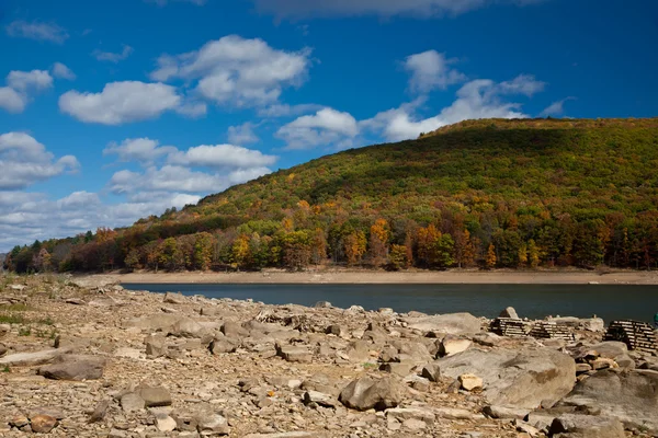 Sonbahar orman dağlarla çevrili Nehri — Stok fotoğraf