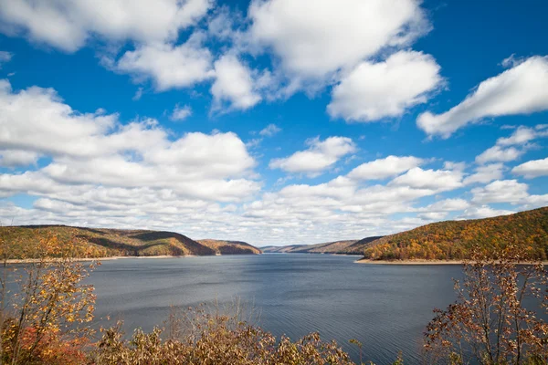 Sonbahar orman dağlarla çevrili Nehri — Stok fotoğraf