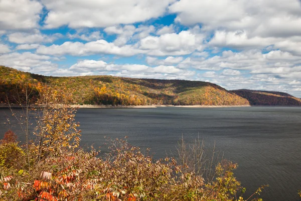 River surrounded by Autumn forest mountains — Stock Photo, Image