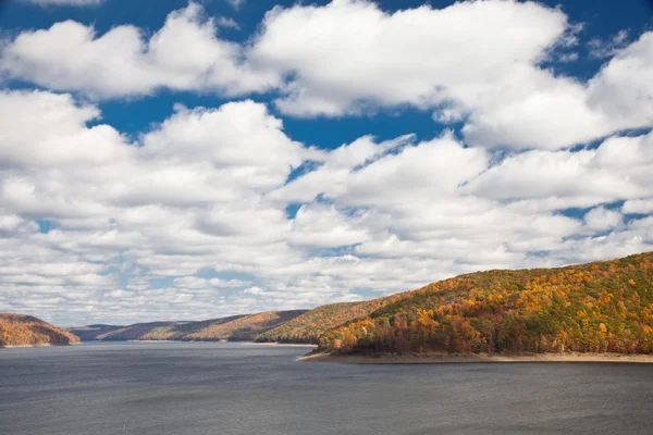 River surrounded by Autumn forest mountains — Stock Photo, Image