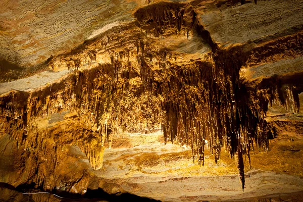 Stalactieten en stalagmieten formaties kalksteen grotten grot — Stockfoto