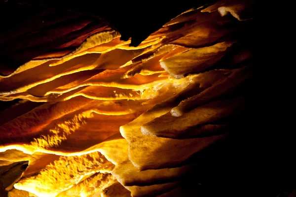 洞窟の鍾乳石や石筍の形成の石灰岩の洞窟します。 — ストック写真