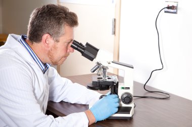 mikroskop laboratuar bilim adamı görünüyor