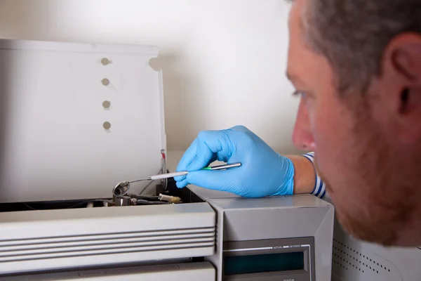 Naukowiec przeprowadza test lustra chromatografu — Zdjęcie stockowe