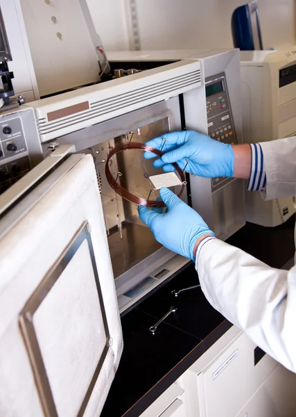 Επιστήμονας προετοιμάζει χρωματογράφο φούρνο την εγκατάσταση στήλης — Φωτογραφία Αρχείου