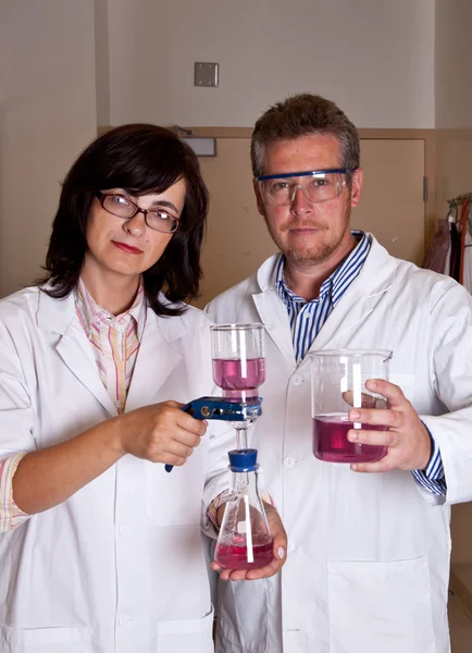 Os cientistas realizam o teste de filtração — Fotografia de Stock