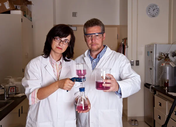 Os cientistas realizam o teste de filtração — Fotografia de Stock