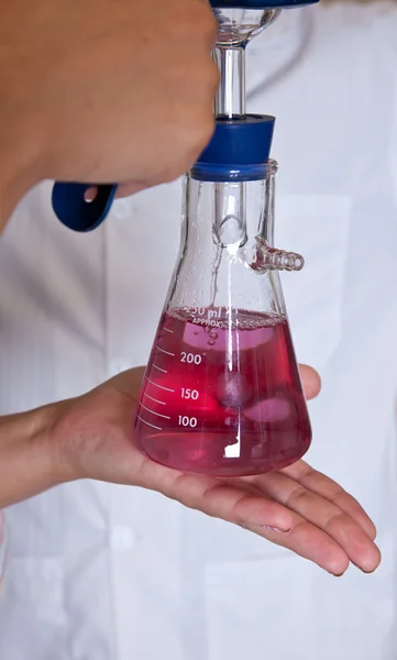 Solução filtrada de permanganato transparente em frasco de Buchner — Fotografia de Stock