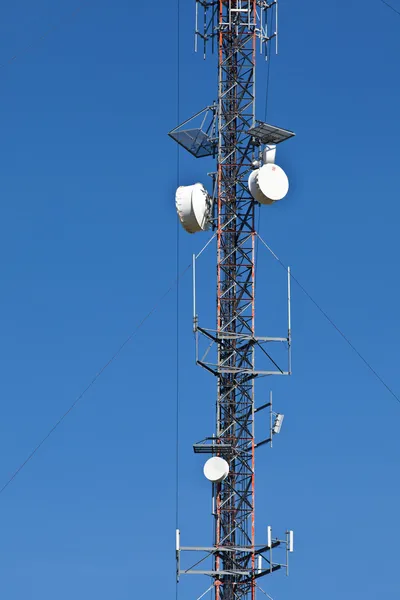Celulární mobilní přenos pól vysílačem — Stock fotografie