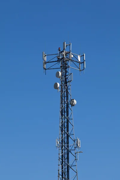 Torre de polo de transmisión de radio móvil celular — Foto de Stock