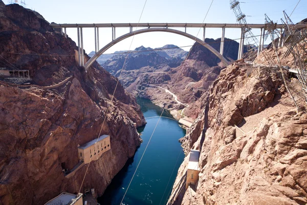 Hoover Barajı yakın Memorial Köprüsü ark colorado Nehri üzerinde — Stok fotoğraf