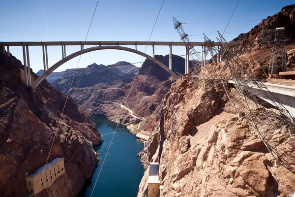 Pamětní oblouk mostu přes colorado river nedalekou Hooverovu přehradu — Stock fotografie