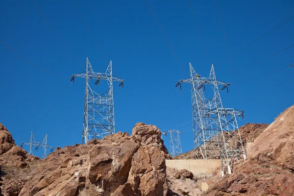 Postes de energía eléctrica de servicio pesado — Foto de Stock