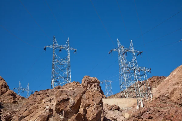 Pólos de energia elétrica pesados — Fotografia de Stock