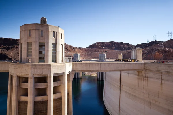 Hoover dam věže na řece colorado, jezero medovina — Stock fotografie