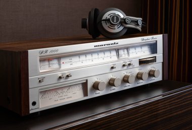 Klasik Stereo Bileşen Alıcı Marantz SR1000, Sıcak ölçekli ön panel ve VU metre arka far, üst tarafta kulaklıklar
