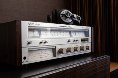 Klasik Stereo Bileşen Alıcı Marantz SR1000, Sıcak ölçekli ön panel ve VU metre arka far, üst tarafta kulaklıklar