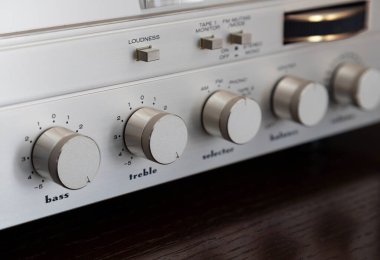 Klasik Stereo Alıcı Bileşeni Ön Paneli Kontrol Kapanışı