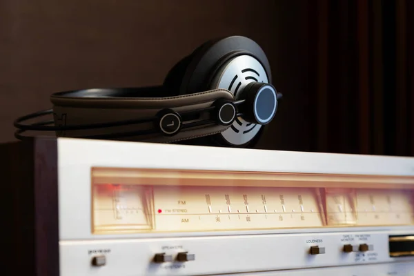 Vintage Sterowanie Panelem Przednim Odbiornika Stereofonicznego Ciepłym Żółtym Podświetleniem Słuchawkami — Zdjęcie stockowe