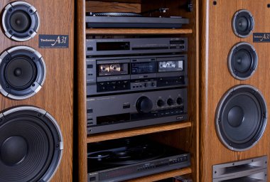 Ontario / Kanada - 1 Aralık 2018: Akort, yükseltici ve kaset destesini de içeren Vintage Technics Stereo Bileşenleri Teçhizat Kulesi