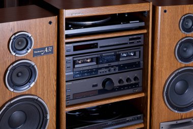 Ontario / Kanada - 1 Aralık 2018: Akort, yükseltici ve kaset destesini de içeren Vintage Technics Stereo Bileşenleri Teçhizat Kulesi