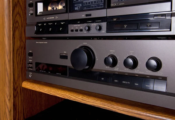 Vintage Stereo Components Gear Tower Включая Усилитель Кассетную Палубу Деревянной Лицензионные Стоковые Изображения