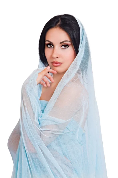 Portret van een jonge vrouw in een blauwe sjaal — Stockfoto