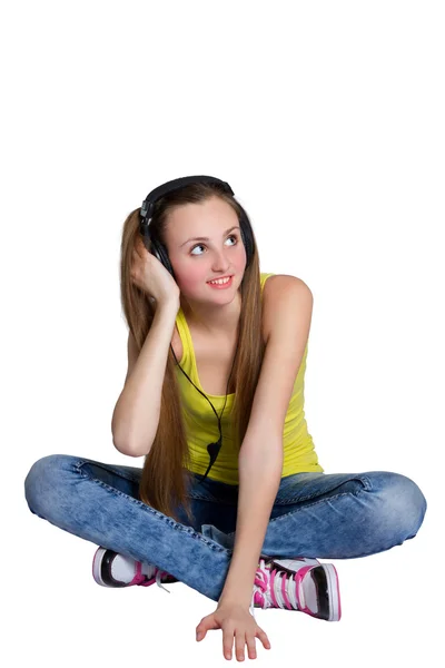 Flicka i hörlurar lyssnar på musik och skrattar — Stockfoto