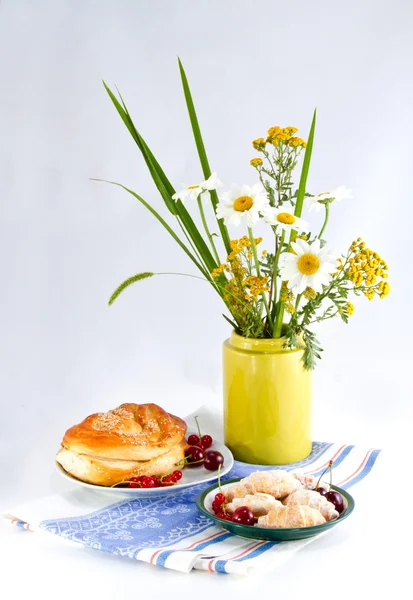 Stilleven met bloemen en rode krentenbol — Stockfoto