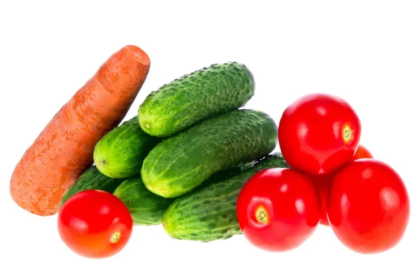 Pepinos de tomates e cenouras em um fundo branco — Fotografia de Stock